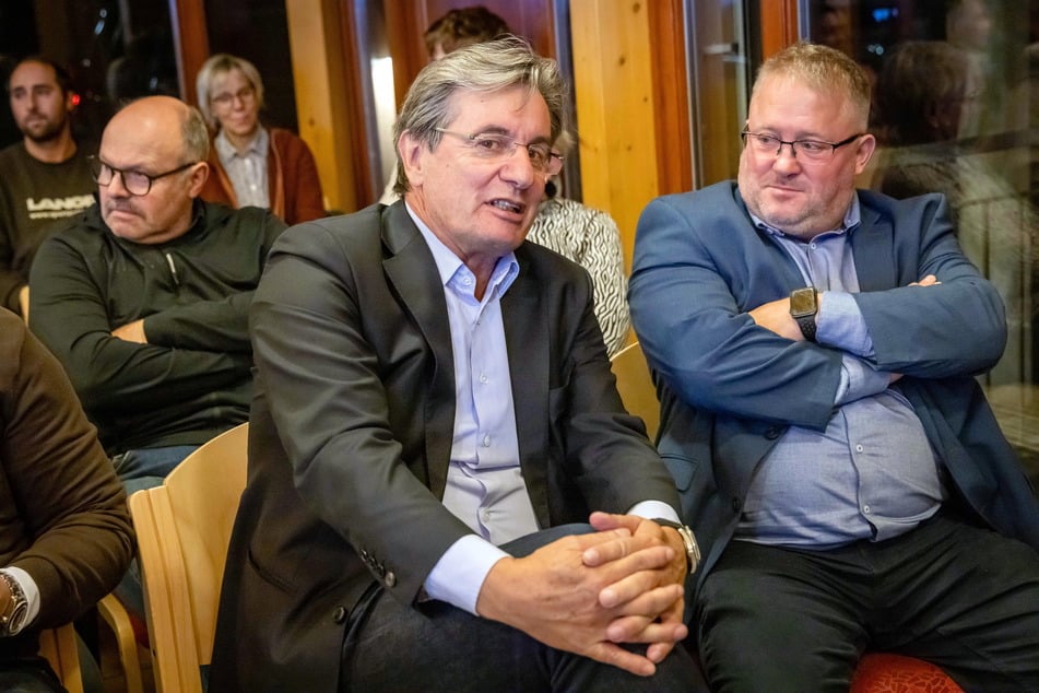 Investor Rainer Gläß (65, l.) sprach bei der Stadtratssitzung in Oberwiesenthal darüber, wie er sich die Zukunft des Skigebietes vorstellt.