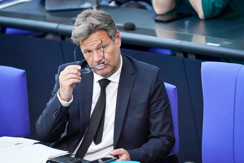 Klatsche für Wirtschaftsminister Robert Habeck (53, Grüne): Sein koalitionsintern hochumstrittenes Heizungs-Gesetz kommt diese Woche nicht zur ersten Lesung in den Bundestag.