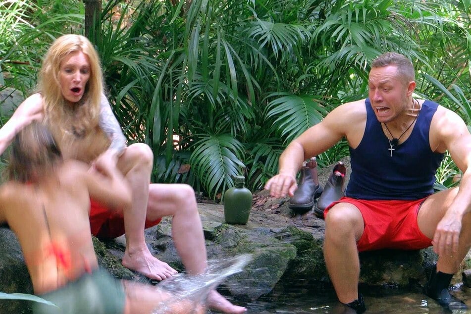 Sie stürzt ins Wasser.