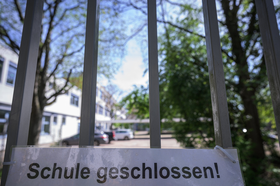Eine Schule informiert mit einem Aushang über ihre Schließung. (Symbolbild)