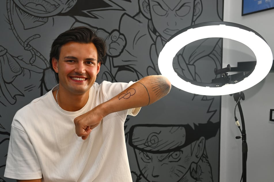Stolz präsentiert Tim Schreiber sein neues Tattoo.