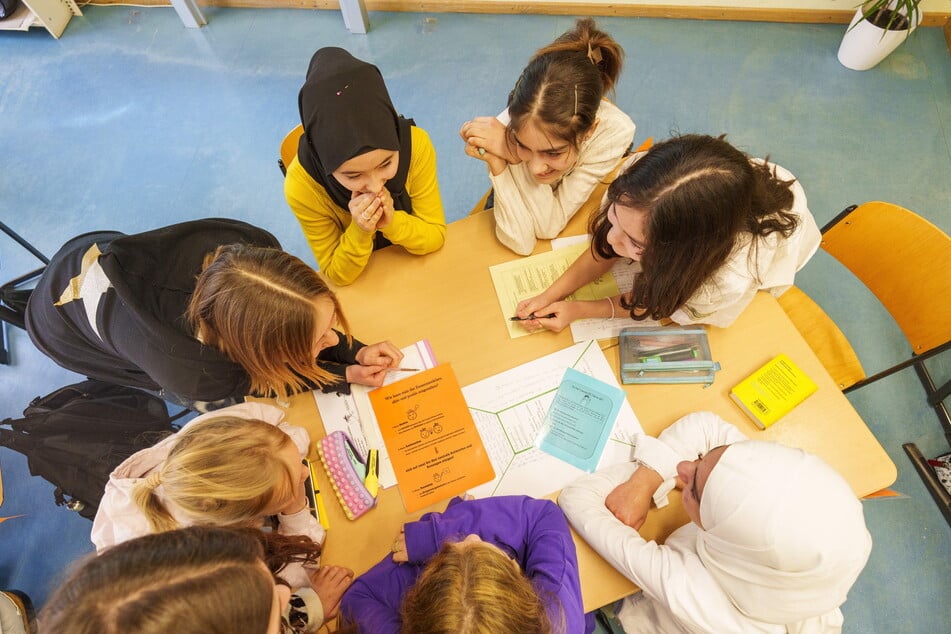 Die hier abgebildeten Flüchtlingskinder hatten Glück. 1500 Kinder mit ausländischen Wurzeln dagegen - nach anderen Schätzungen sogar mehr - können in Sachsen derzeit wegen Platzmangels nicht zur Schule gehen.