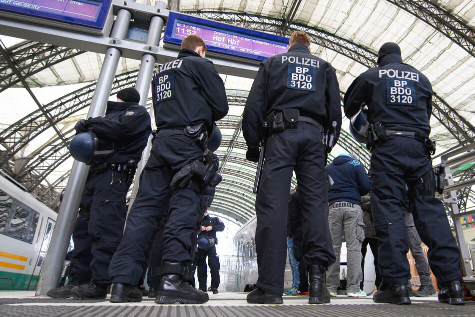 Bundespolizisten nahmen den Mann fest und wurden von seinen Tüten übel überrascht (Symbolbild).
