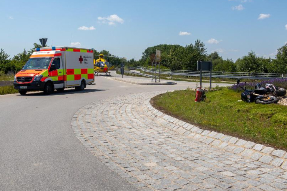 Ein Rettungshubschrauber und ein Rettungswagen stehen an der Unfallstelle.