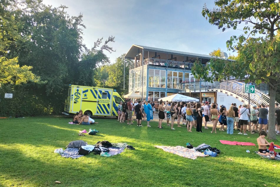 Bis zu 3000 Fans durften für das Überraschungskonzert in das Columbiabad.