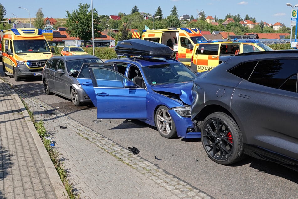 Der graue BMW krachte in den blauen BMW, der wurde dabei gegen den Aston Martin geschoben.