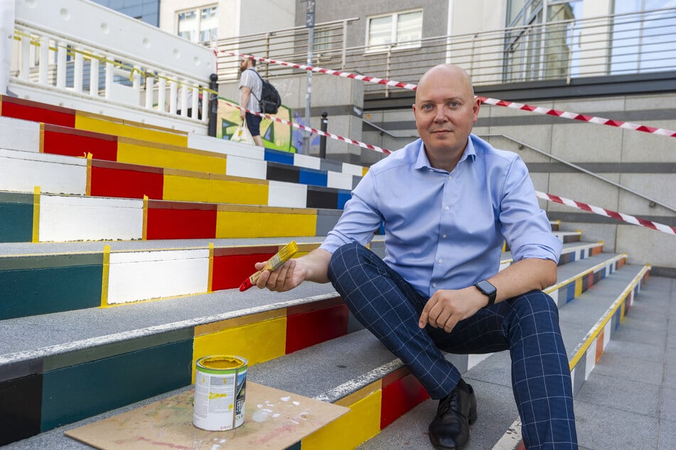 Die Sparkasse unterstützt das Projekt. Sprecher Sven Mücklich (50) hat selbst den Pinsel geschwungen.