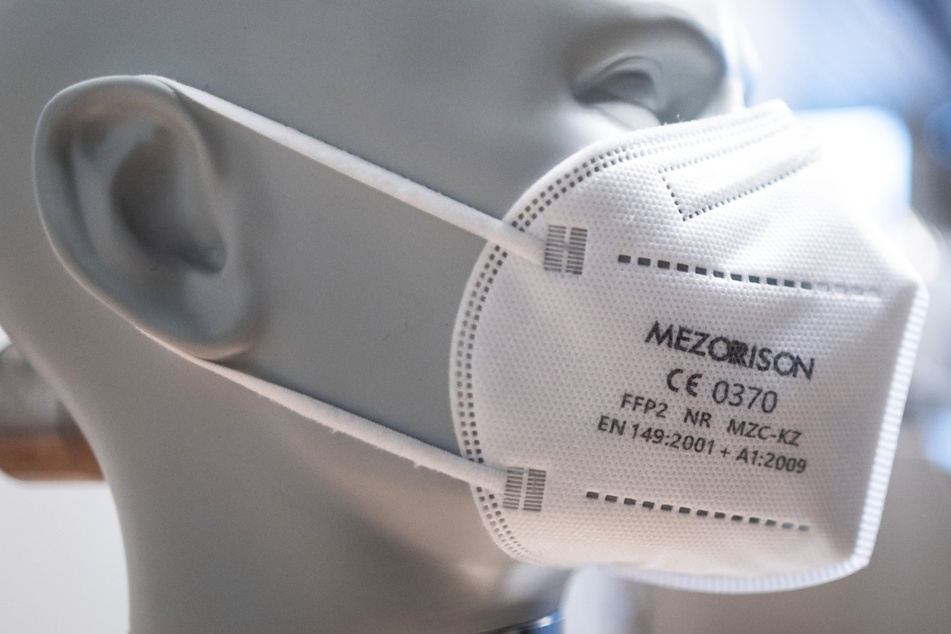 Eine FFP2-Maske ist im Maskenprüfstand angebracht – das Land Hessen hat knapp 15,9 Millionen Corona-Schutzmasken an die Schulen im Land geliefert.