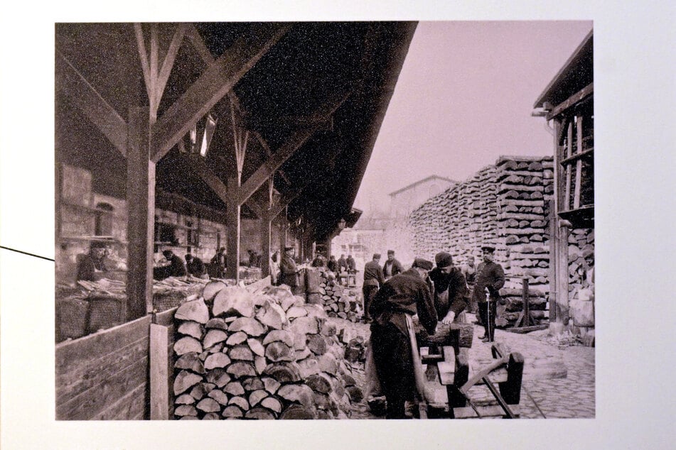 Bis zu 14 Stunden wurde täglich gearbeitet - etwa im Holzhof, natürlich unter Aufsicht.