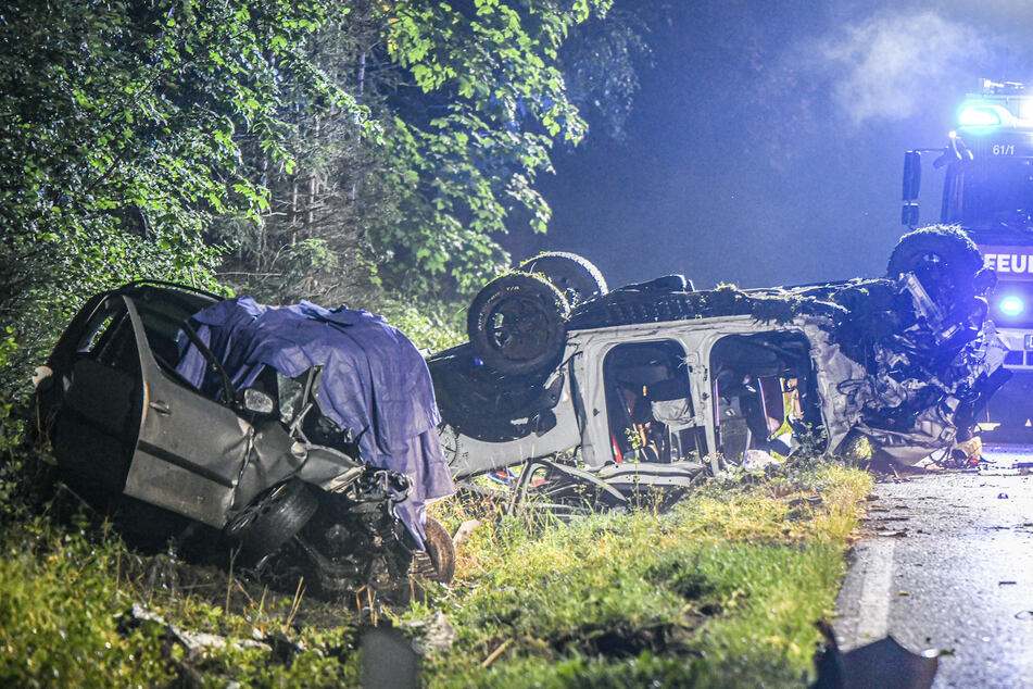 Geländewagen kracht in Gegenverkehr: Ehepaar stirbt bei schwerem Unfall