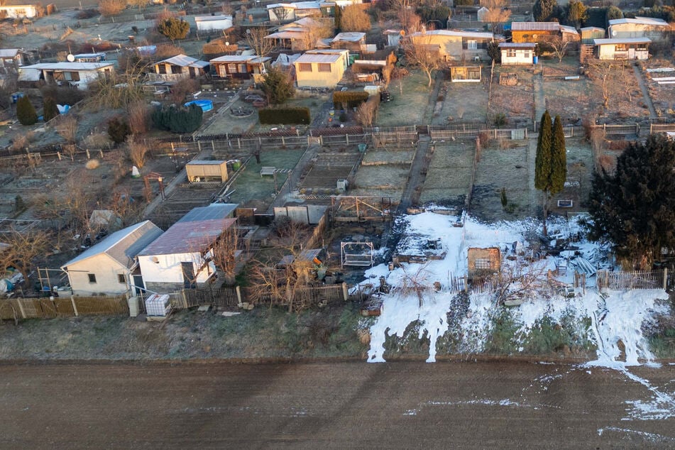 War es Brandstiftung? Feuer beschädigt mehrere Lauben in Kleingartenanlage