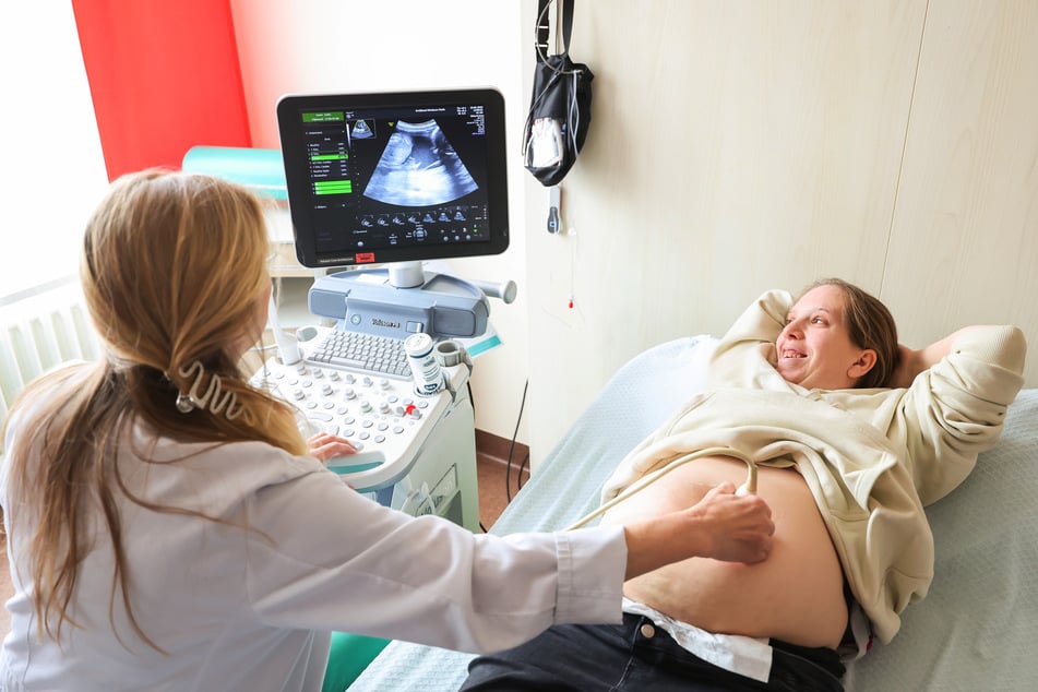 Jasmin Schmidt (l.) bekommt von Oberärztin Anja Forster eine Ultraschall-Untersuchung.