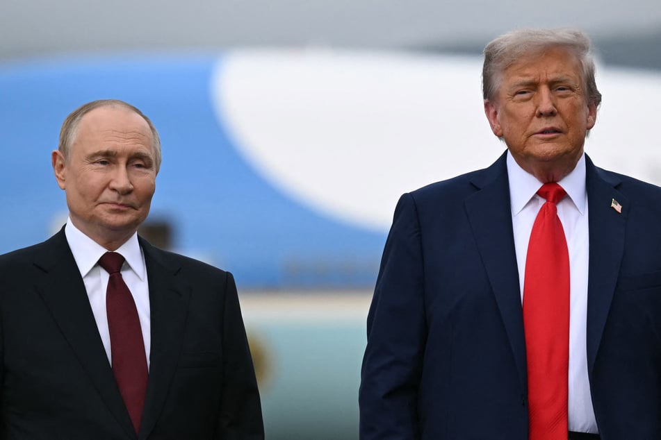 US President Donald Trump (r.) and Russian President Vladimir Putin pose on the tarmac after arrival at Joint Base Elmendorf-Richardson in Anchorage, Alaska, on August 15, 2025.