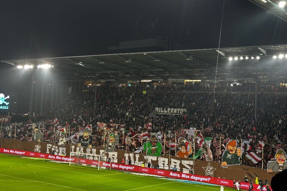 Sowohl die Fankurve des FC St. Pauli ...