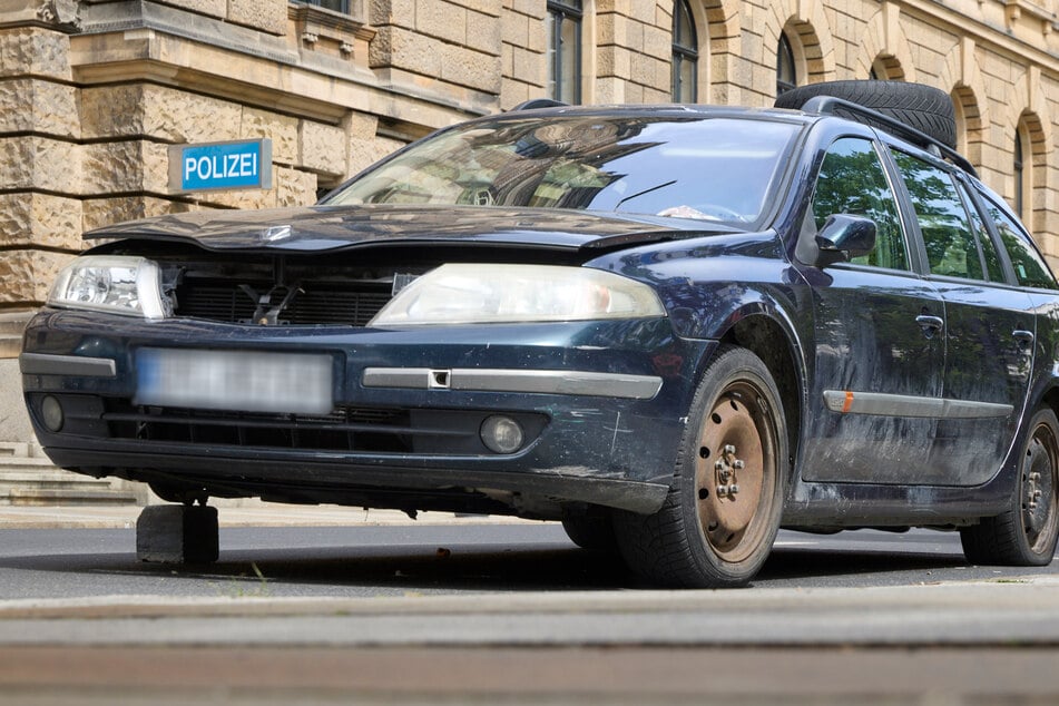 Der Renault wartete am Donnerstag noch immer vor der Polizei auf einen nüchternen Fahrer.