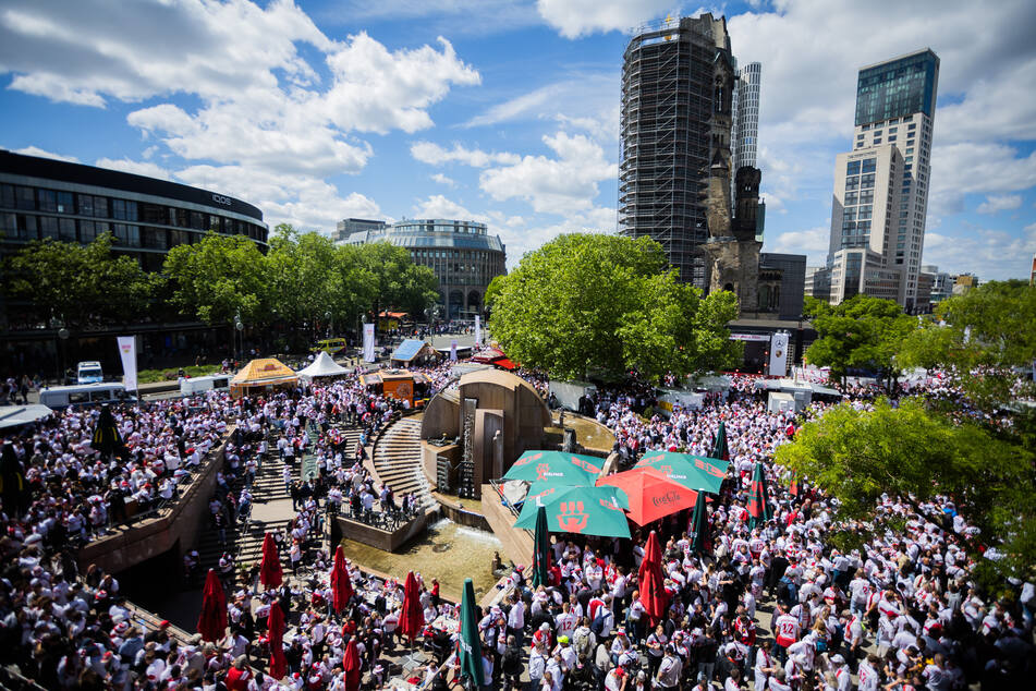 Die VfB-Fans lassen es hingegen am Breitscheidplatz ordentlich krachen.