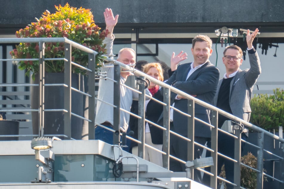 Matthias Miersch (56, l-r), SPD Generalsekretär, winkt zu den Fotografen neben Karin Prien (59, CDU), Lars Klingbeil (47), SPD-Bundesvorsitzender und Carsten Linnemann (47), CDU Generalsekretär, in einer Pause bei den Sondierungsgesprächen von Union und SPD im Jakob Kaiser Haus im Bundestag.