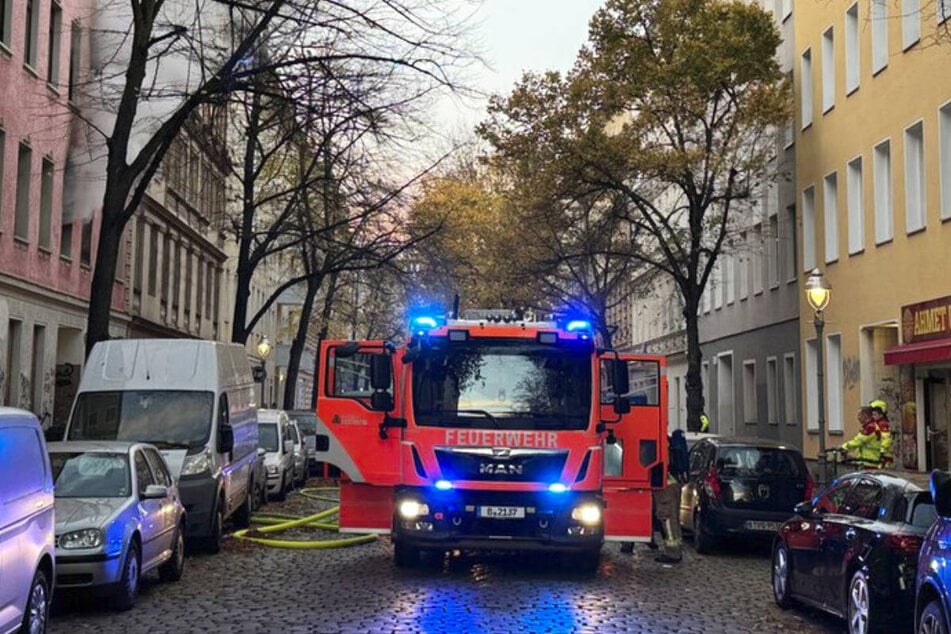 Der Feuerwehreinsatz in der Schöneweider Straße ist von falsch geparkten Autos erschwert worden.