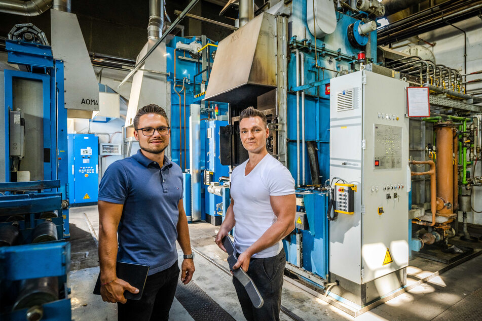 Während die Kammeröfen im Hintergrund den Stahl auf bis zu 950 Grad Celsius erhitzen, sorgen sie sich um die Gas-Rechnung: Einkaufs-Leiter Christian Nussbaum (32, l.) und Chef Hendrik Seibt (37) von der Chemnitzer HTM-Gruppe.