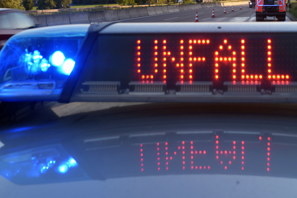 Unfall A6: Geldtransporter kommt von Autobahn ab und überschlägt sich