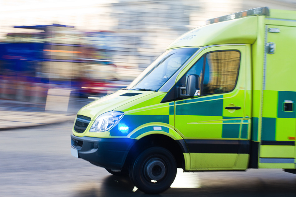 Ein britischer Krankenwagen fährt zu einem Einsatz. Die Staatsanwaltschaft hat nach dem Tod einer Schülerin (†13) bei einer Klassenfahrt 2019 in London die Ermittlungen gegen vier Lehrer eingestellt. (Symbolbild)