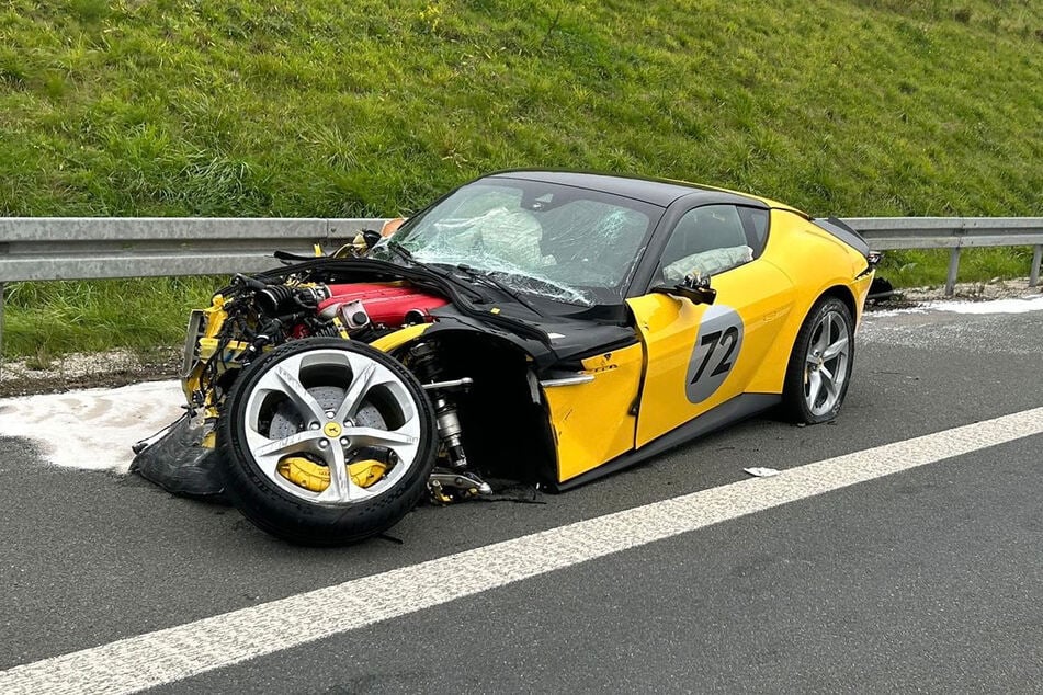Der Ferrari verlor durch die Kollision seine Reifen. Der Anblick des teuren Sportwagens zog viele Gaffer an.