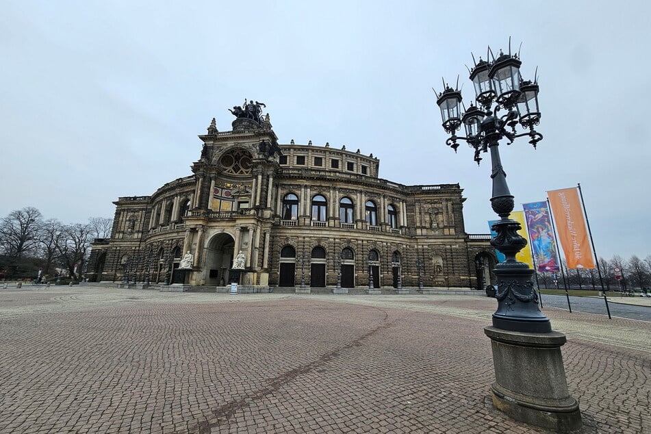Am Freitagmittag musste die Feuerwehr zur Semperoper Dresden ausrücken. (Archivbild)