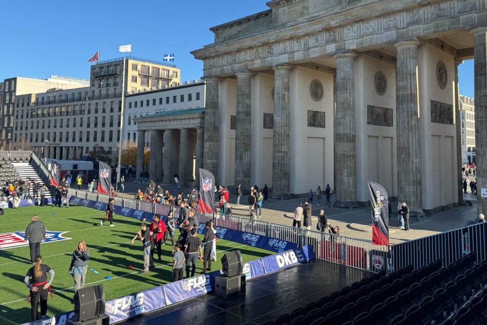 En la Puerta de Brandeburgo ya está extendido el césped artificial. Aquí los aficionados pueden probarse en el flag football.