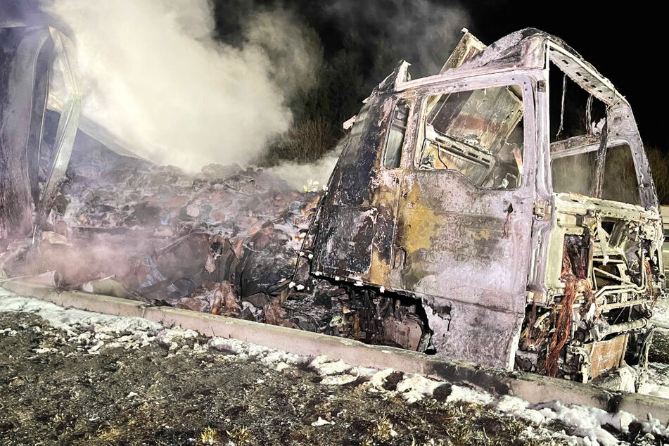 Unfall A9: Lastwagen geht auf Autobahn in Flammen auf! Mehrere Verletzte bei Folgeunfall