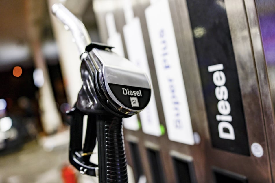 Waffe im Auto: Gesuchter Straftäter tankt betrunken sein Fahrzeug