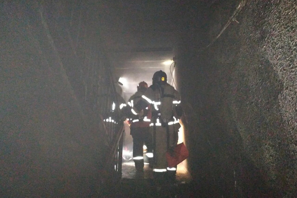 Die Treppengänge sind vom Feuer geschwärzt.