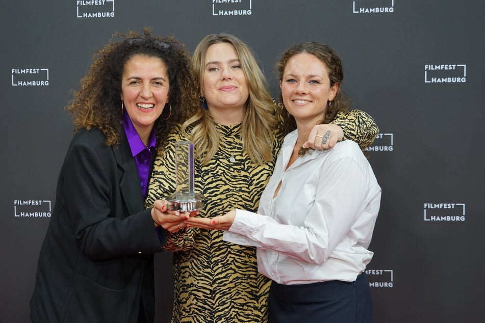 Chiara Fleischhacker (31, r.) beim Filmfest Hamburg, wo "Vena" Weltpremiere feierte. "Merken Sie sich diesen Namen", sagte Filmfestleiterin Malika Rabahallah (54, l.) über die Nachwuchs-Filmemacherin.