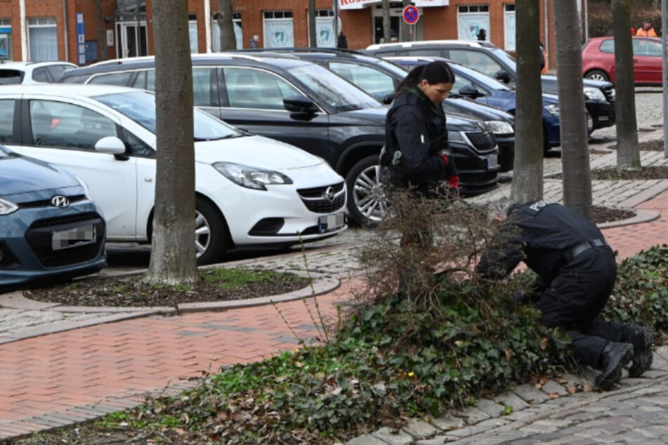 Mann liegt mit tödlicher Verletzung auf der Straße! War es Mord?
