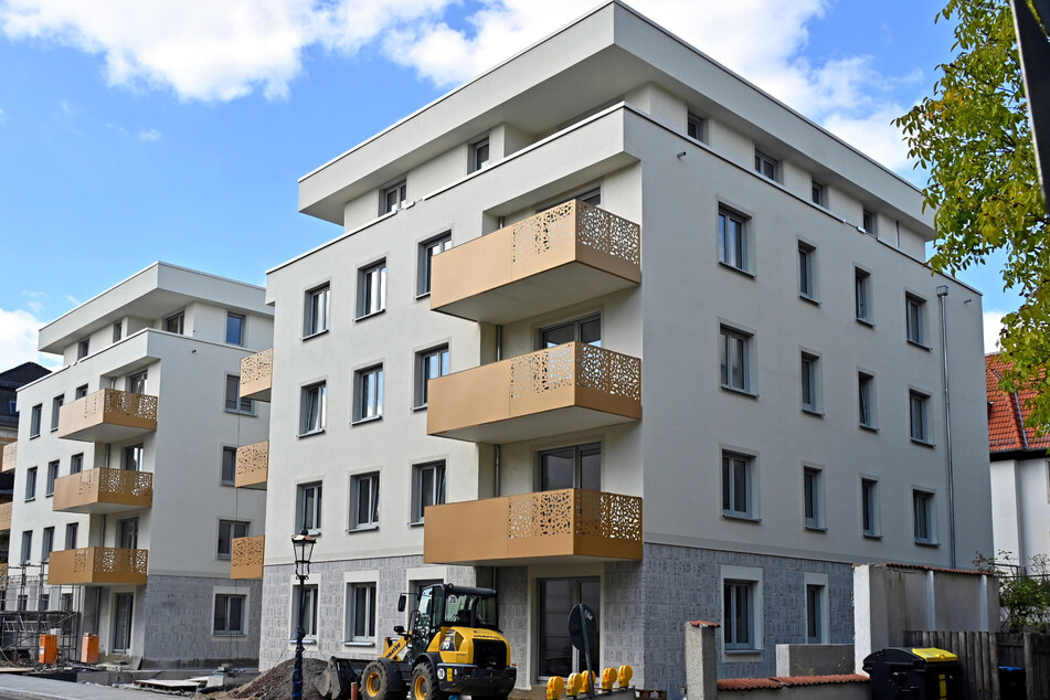 Für den Bau der neuen Häuser an der Grumbacher Straße war der Zaun aufgestellt worden - und blieb dann einfach stehen.
