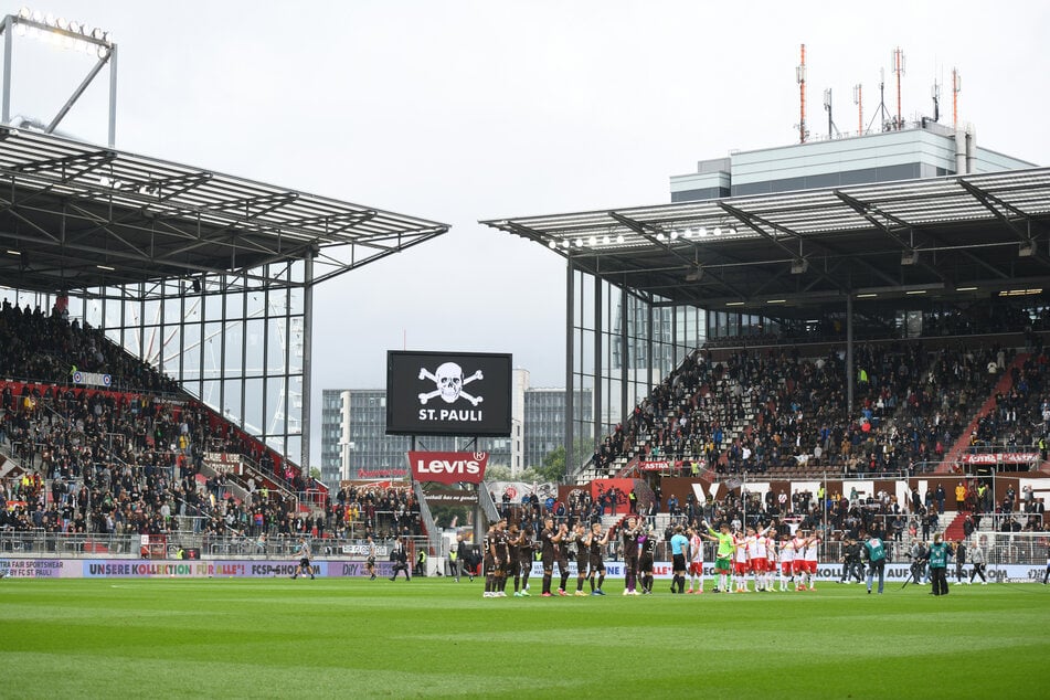 Der FC St. Pauli setzt ab sofort auf die 2G-Regel und lässt nur noch Geimpfte und Genesene ins Millerntor-Stadion.