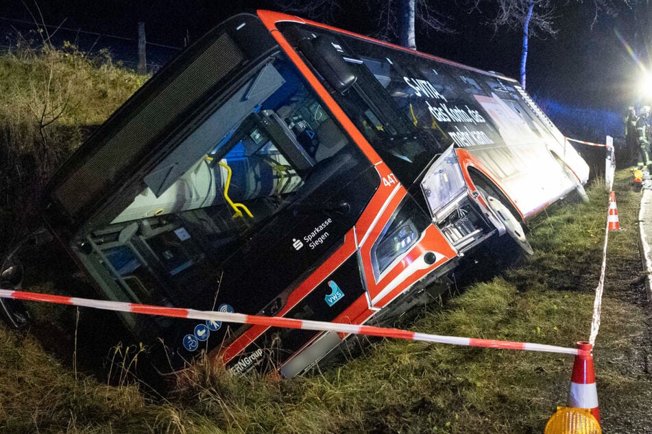 Linienbus kracht in Straßengraben: Viele Verletzte!