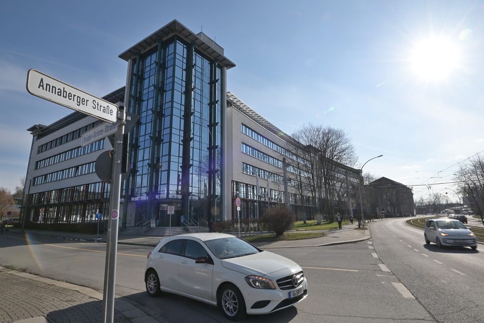 Corona-Teststation für das Helmholtz-Institut in der Annaberger Straße: Die Forscher werden von Bürgeranfragen überflutet.