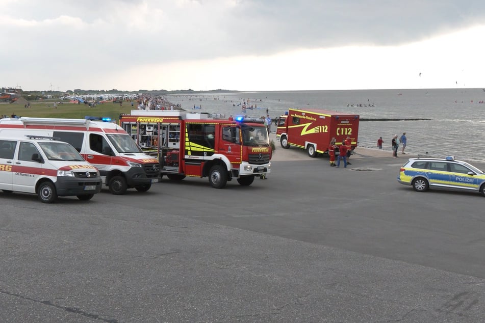 Zahlreiche Rettungskräfte am Einsatzort. Wie schnell das Wasser der Nordsee steigt, wird von vielen unterschätzt. Offenbar auch von dem 16-jährigen Jungen.