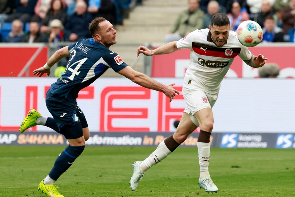 In der Nachspielzeit der ersten Halbzeit erzielte Mathias Pereira Lage die Führung für die Kiezkicker.