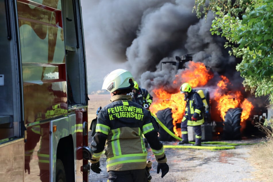 Traktor brennt lichterloh, Flammen greifen auf Feld und Wald über