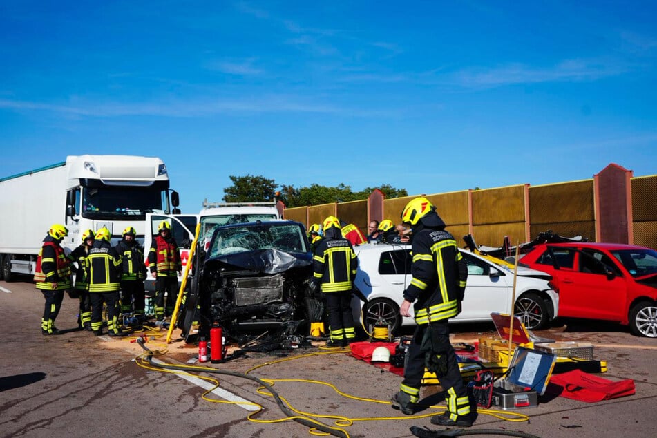 Die Einsatzkräfte der Feuerwehr mussten Verletzte aus den Fahrzeugen befreien.