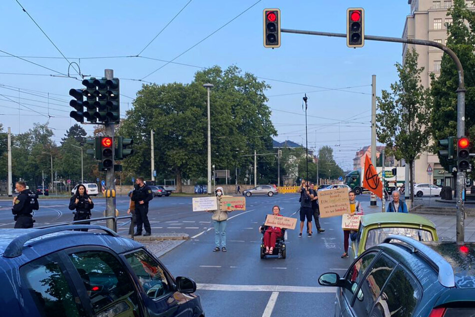 Auf der Bautzner Straße blockierten die vier Demo-Teilnehmer den Verkehr.