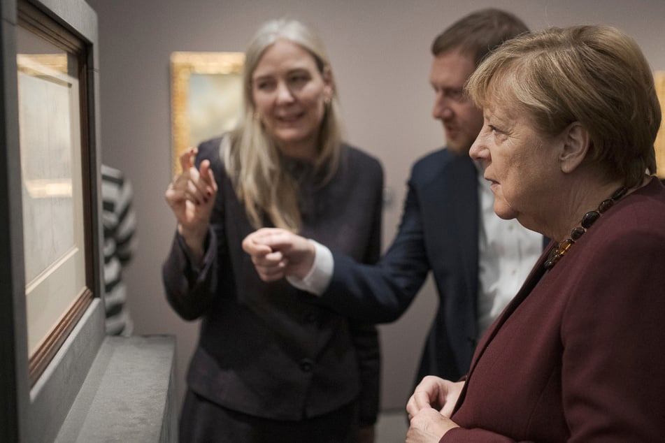 Bundeskanzlerin a. D. Angela Merkel (70), Sachsens Ministerpräsident Michael Kretschmer (49, CDU) und Marion Ackermann (59), Generaldirektorin der Staatlichen Kunstsammlungen Dresden, bestaunen ein Bild von Caspar David Friedrich.