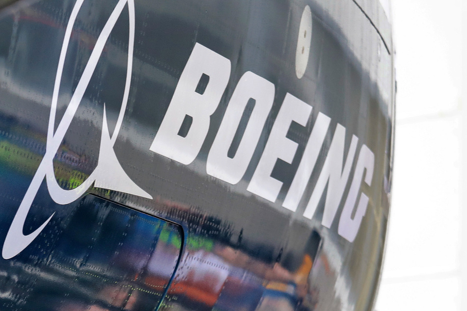 Das Boeing-Logo ist auf einem Flugzeug abgebildet. Die EU wird wegen der rechtswidrigen Subventionen für den Flugzeugbauer Boeing Strafzölle auf US-Importe erheben.