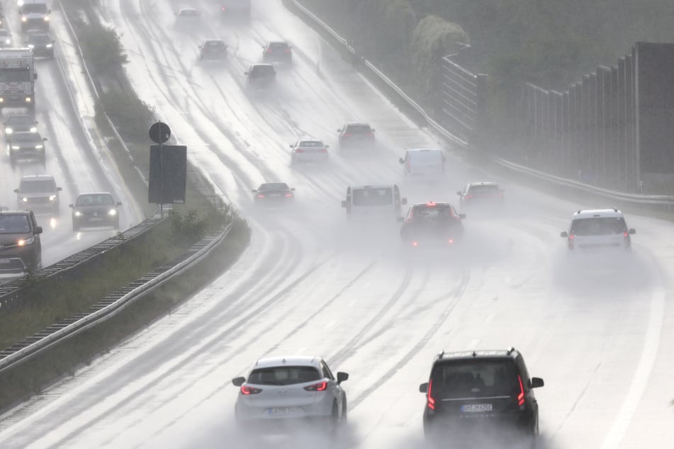 Unfall A92: Unfall durch Aquaplaning: Auto bricht durch Wildschutzzaun, Mann wird schwer verletzt