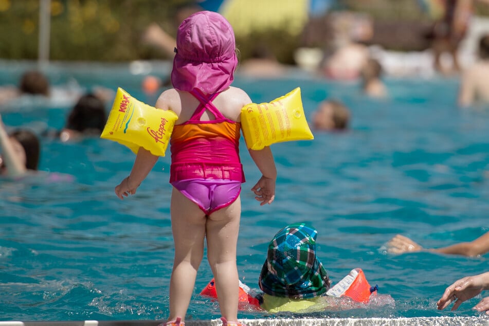 Schwimmflügel hindern Kleinkinder am Untergehen. Trotzdem sollten sie damit nie allein baden.