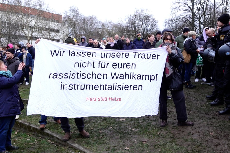 Die Veranstaltung wurde von lautstarken Gegenprotesten samt Bannern begleitet.