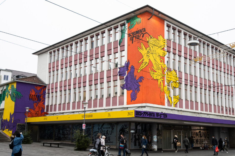 Ein Wandbild mit dem neuen Logo der documenta fifteen ist am sogenannten "ruruHaus" zu sehen.