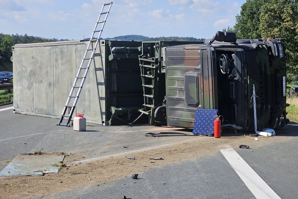 Dieser Bundeswehr-Laster kippte am Dienstag auf der A72 bei Plauen um. Die Autobahn musste stundenlang gesperrt werden.