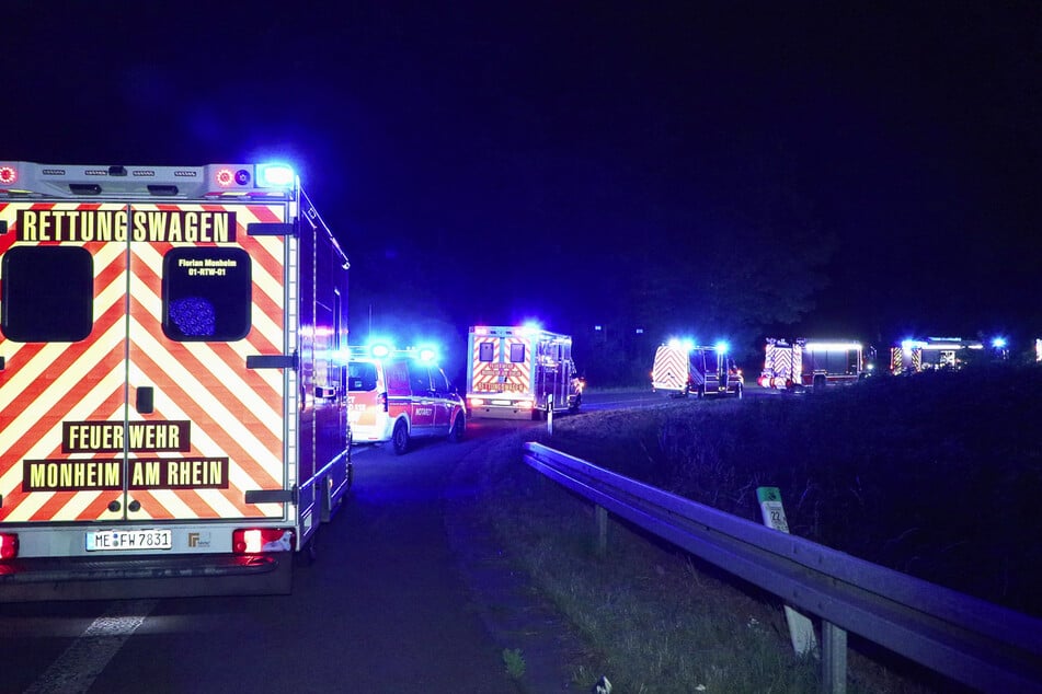 Auch Feuerwehrkräfte waren in der Nacht zu Sonntag im Einsatz, wie Bilder vom Unfallort zeigen.